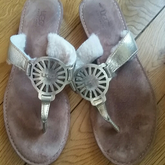 UGG | Medallion Sandals - Picture 2 of 6